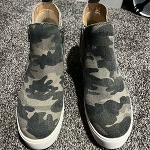 Women’s fashion wedge sneakers